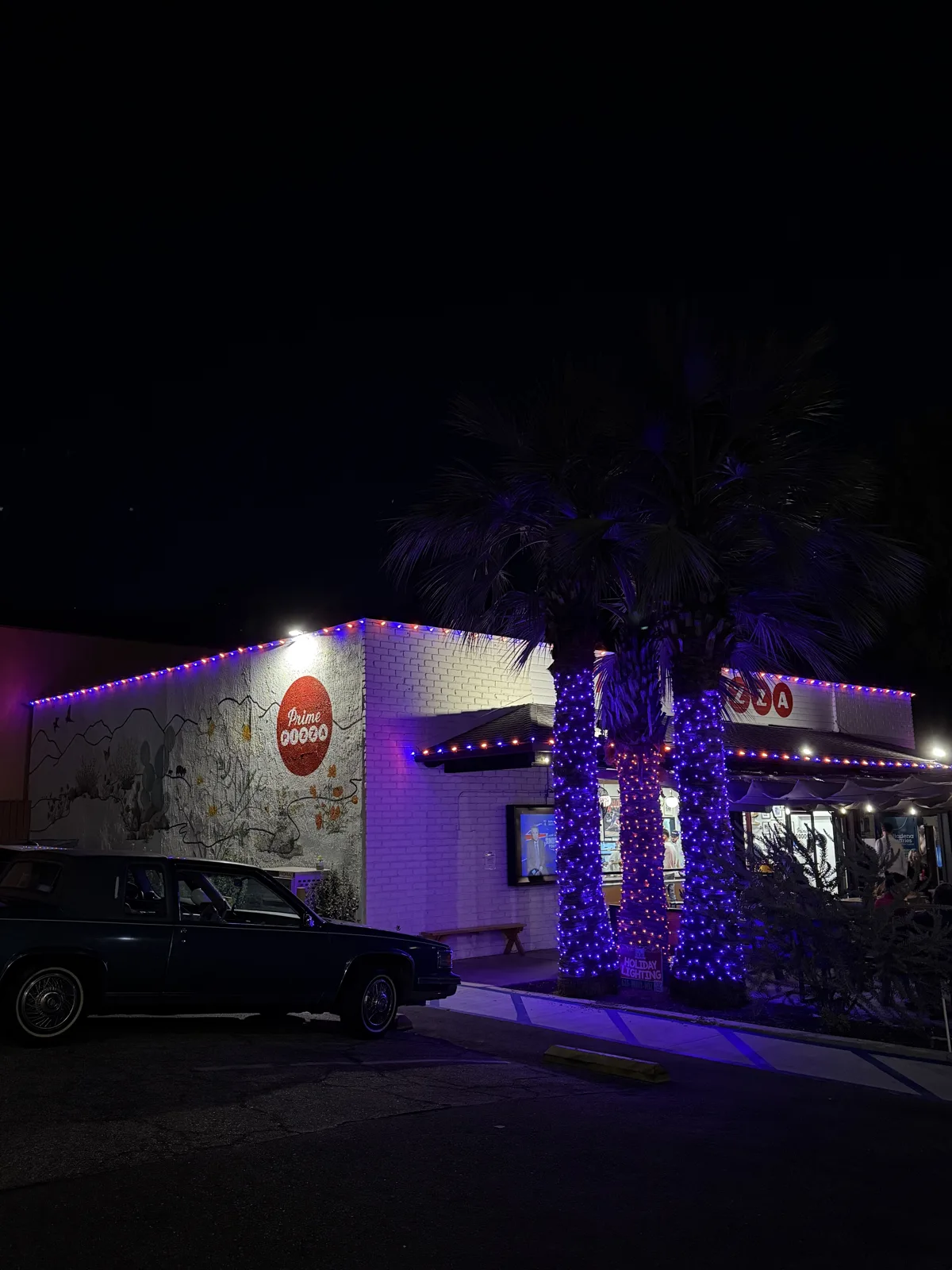 Commercial building holiday lighting